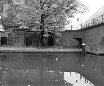 859059 Gezicht op de werfkelder ter hoogte van het pand Oudegracht 94 te Utrecht, met rechts een deel van de Viebrug.